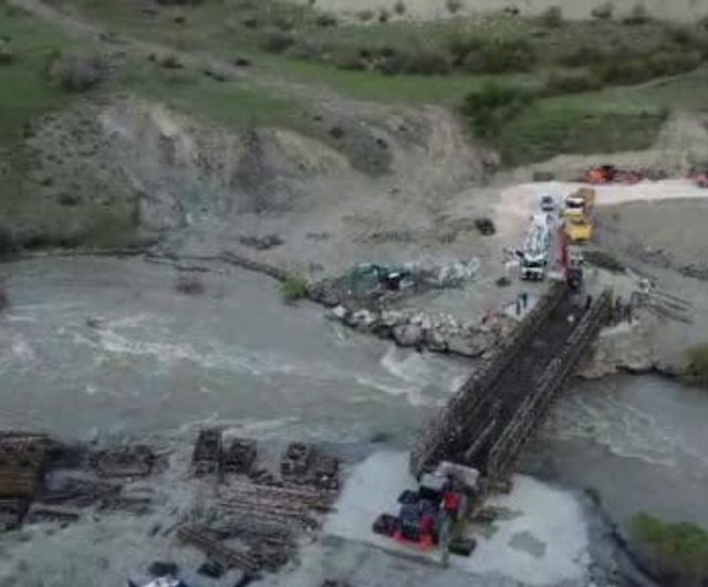 Hakkâri-Van yolunda heyelan sonrası TSK’nin panel köprü çalışmaları tamamlanıyor