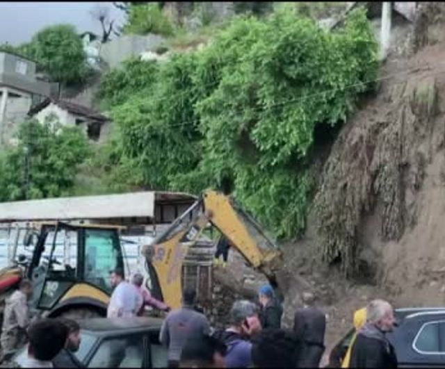 Hatay Antakya'da göçük: Aşırı yağış sonrası 2 kişiyi kurtarma çalışmaları sürüyor