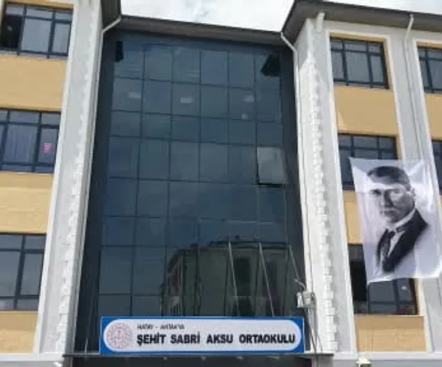 Hatay'da 237. eğitim yuvası açıldı: Şehit Pilot Sabri Aksu'nun kamuflajlı temsili figürü ailesinden tam not aldı