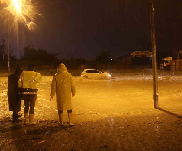 Hatay'da şiddetli yağış yolları su altında bıraktı; araçlar çekiciyle kurtarıldı