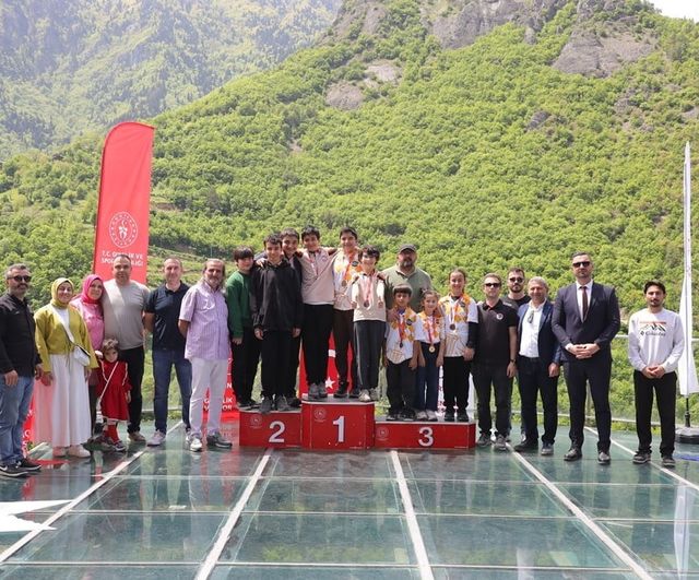 Hatila Vadisi'nde 220 Metrede Satranç: 19 Mayıs Etkinliğinde Gençler Cam Terasta Yarıştı