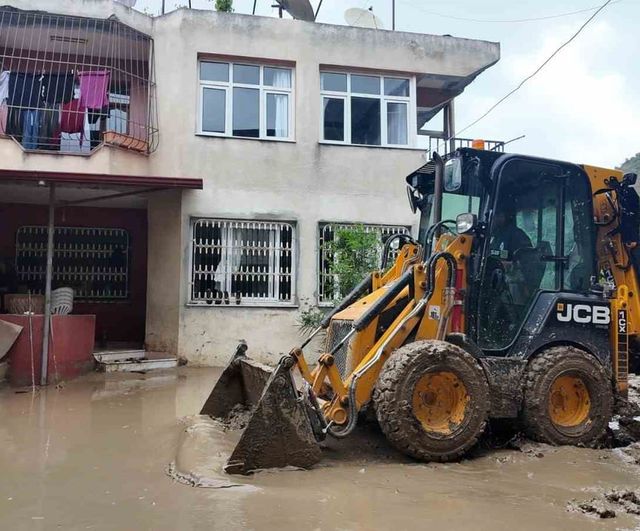 HBB, Samandağ'da Yağış Sonrası Temizlik ve İyileştirme Çalışmalarını Sürdürüyor