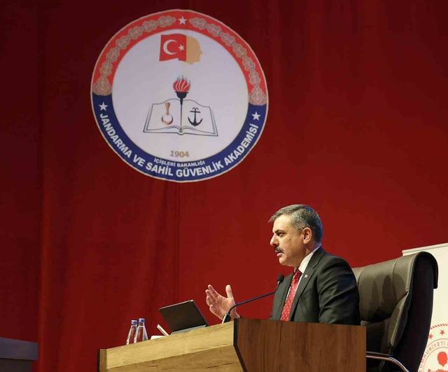 İçişleri Bakanı Mustafa Çiftçi, Jandarma ve Sahil Güvenlik Akademisi'nde subay ve astsubay adaylarıyla buluştu
