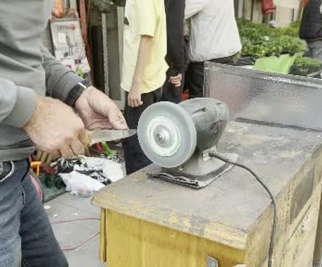 Iğdır'da Kurban Bayramı öncesi bıçak bileyicilerde yoğunluk