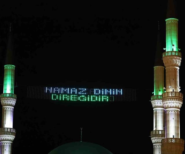 Iğdır Merkez Ulu Camii'ne Dijital LED Mahya Asıldı