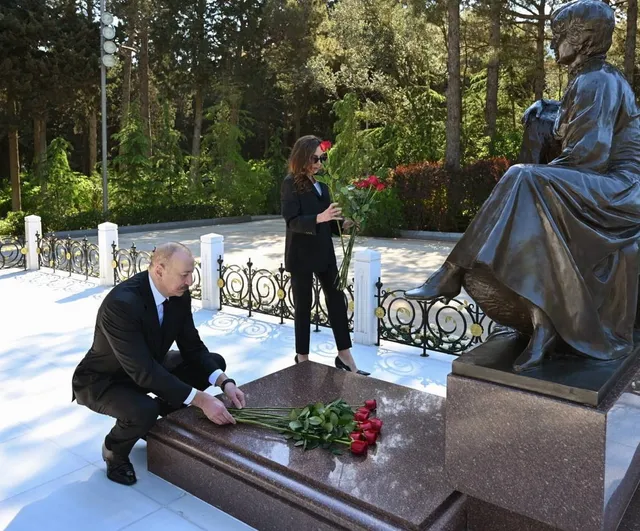 İlham Aliyev, Haydar Aliyev'i mezarı başında andı
