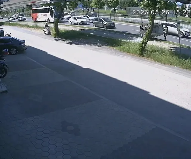 İnegöl'de kamyonetten düşen demir kafes, vatandaşların müdahalesiyle kaldırıldı