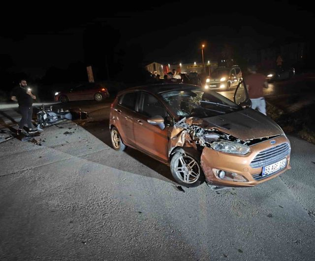 İnegöl'de otomobil ile motosiklet çarpıştı: Sürücü ağır yaralandı, kaza anı kamerada
