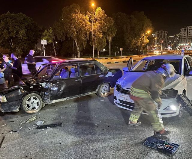 İskenderun'da iki otomobil çarpıştı: 1 yaralı