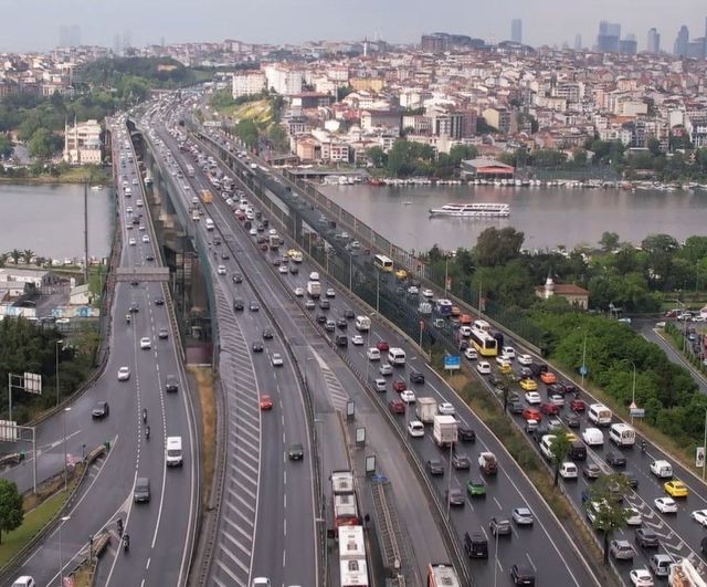 İstanbul'da sağanak yağış ve UEFA Avrupa Ligi finali yolları kapattı; trafik yüzde 87'e çıktı