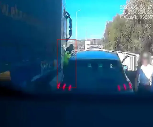 İzmir-Çeşme Otoyolunda Yakıtı Biten Araca Yardım Eden Jandarma Personeli Yaralandı