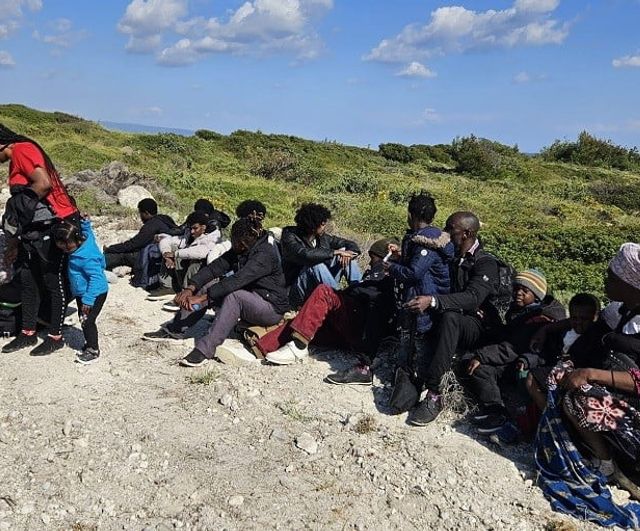 İzmir'de motor arızası nedeniyle sürüklenen 26 düzensiz göçmen kurtarıldı, Çeşme'de 21 kişi yakalandı
