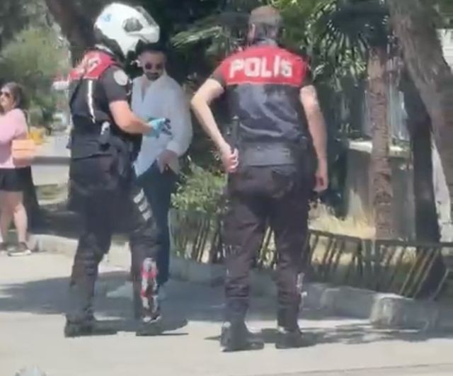 İzmir Karabağlar'da Çarpıp Kaçılan Yavru Kedi Polis Tarafından Yol Kenarına Alındı