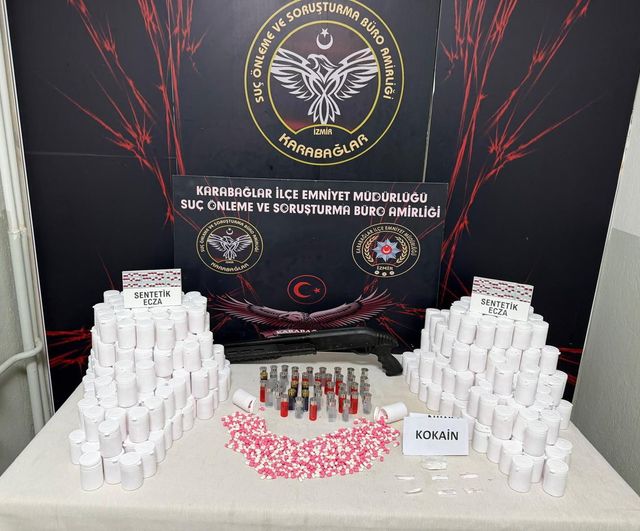 İzmir Karabağlar’da operasyon: 24 bin 30 hap ve kokain ele geçirildi