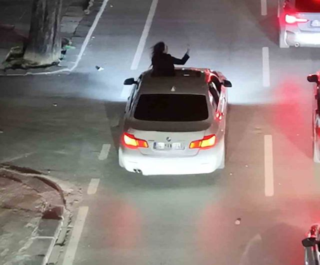 Kadıköy Sahil Yolu'nda sunrooftan çıkan sürücüye trafik cezası