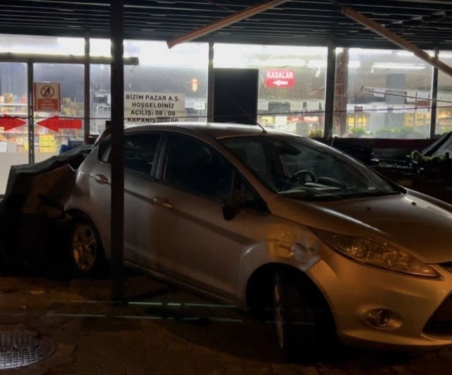Kadirli'de Kontrolden Çıkan Otomobil Marketin Manav Tezgâhına Girdi