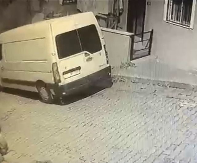 Kağıthane’de 8 yaşındaki çocuk elektrik direğine dokununca akıma kapıldı; anne kurtardı