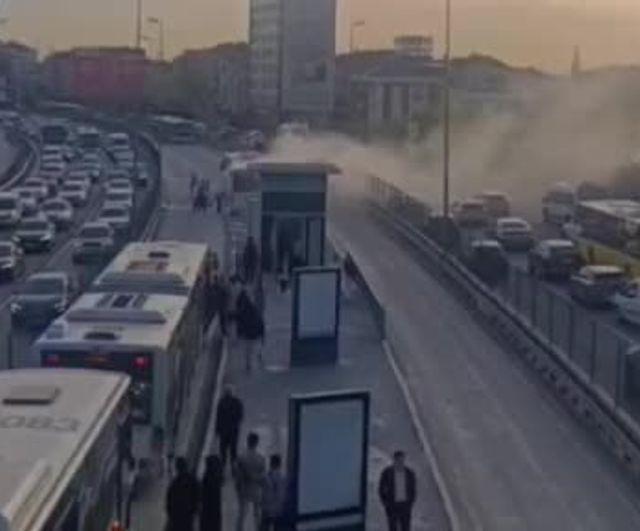 Kağıthane'de metrobüs motorunda yangın: Yolcular tahliye edildi