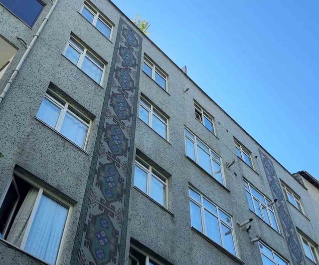 Kağıthane’de nöroloji doktoru 4. kat terasından düşerek ağır yaralandı
