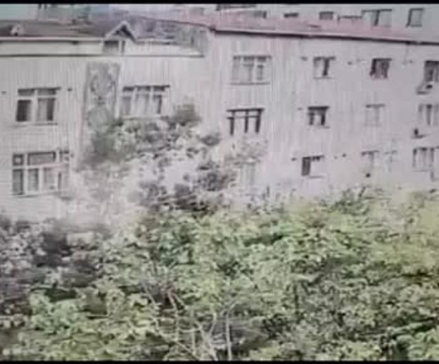Kağıthane'de nöroloji doktoru terastan düşerek ağır yaralandı; olay anı kamerada