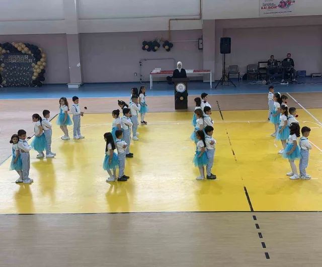 Kağızman'da Okuma Bayramı: 1. Sınıf Öğrencileri Sahneyi Renklendirdi