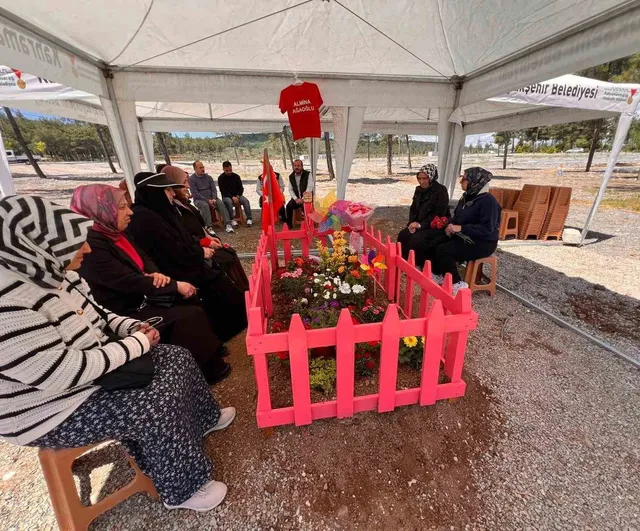 Kahramanmaraş'ta 11 yaşındaki Almina Ağaoğlu'nun mezarı pembeye boyandı