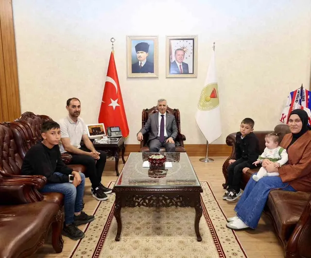 Kahramanmaraş’ta 14 yaşındaki Yusuf, rüzgârla düşen Türk bayrağını pistten kaldırdı