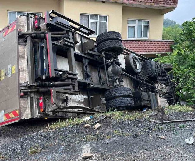 Karadeniz Ereğli'de yağışlı yolda kamyonet devrildi: Sürücü hafif yaralı