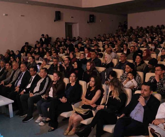 Karaman’da Güzel Sanatlar Lisesi'nden Türk Halk Müziği Konseri: Firdevs Küçükyavuz Alkışlandı