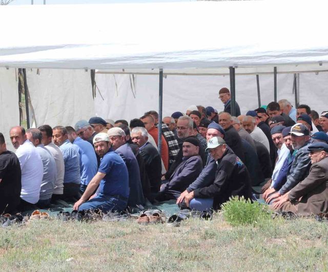 Karapınar'da yağmur için şükür duası — Yassıca Mevkii'nde yüzlerce kişi bir araya geldi