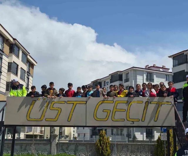 Kars’ta ilkokul öğrencilerine uygulamalı trafik eğitimi verildi