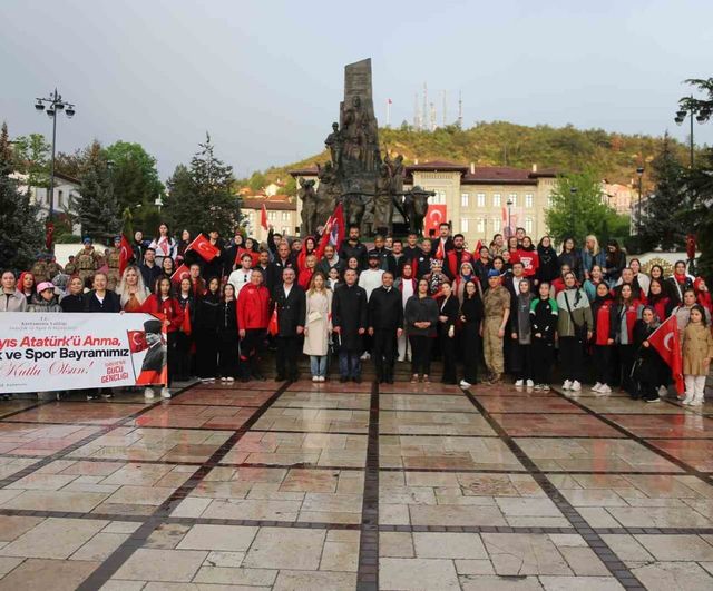 Kastamonu'da 19 Mayıs'ta sağanak altında Gençlik Yürüyüşü