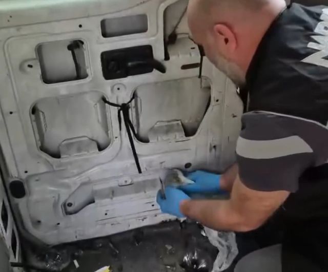 Kastamonu’da araç kapısına gizlenen uyuşturucu ele geçirildi: 3 gözaltı