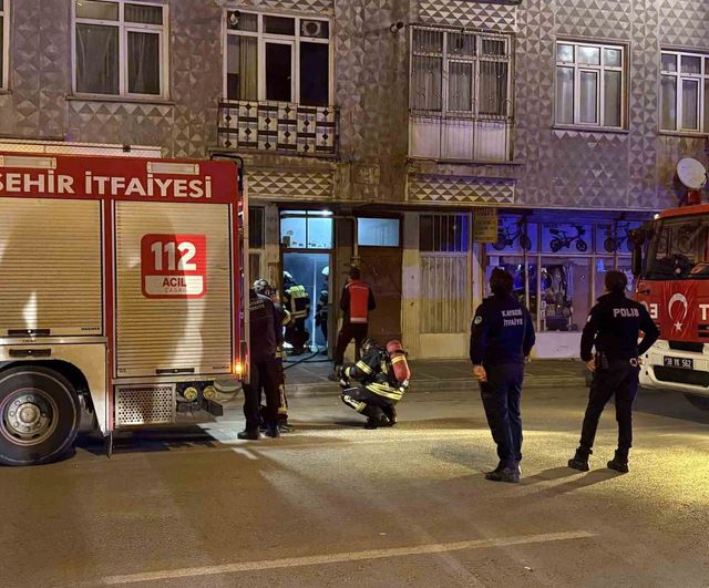 Kayseri'de 5 katlı binanın bodrumunda yangın kontrol altına alındı