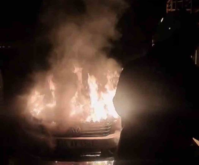 Kayseri'de arızalanan otomobil sanayiye park edildikten sonra motorundan alev aldı