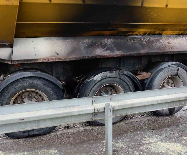 Kayseri'de Tır Dorsesinin Lastik Yangını Polis ve İtfaiye Ekiplerince Söndürüldü