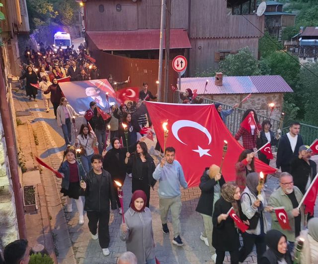 Kemaliye'de 19 Mayıs coşkusu fener alayıyla kutlandı