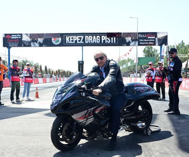 Kepez Yeni Drag Pisti'nde MotoDrag Yarışları: Başkan Kocagöz ve Kaymakam Dervişoğlu Heyecana Ortak Oldu