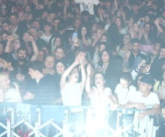 Kibariye, Manisa Gençlik Festivali'nin dördüncü gününde Cumhuriyet Meydanı'nda sahne aldı