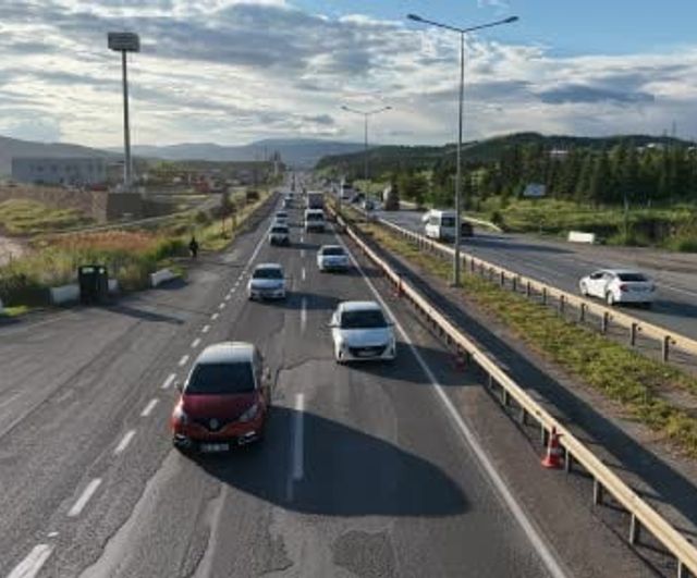 Kırıkkale'de bayram öncesi trafik yoğunluğu: 43 ilin geçiş noktası kilit kavşak