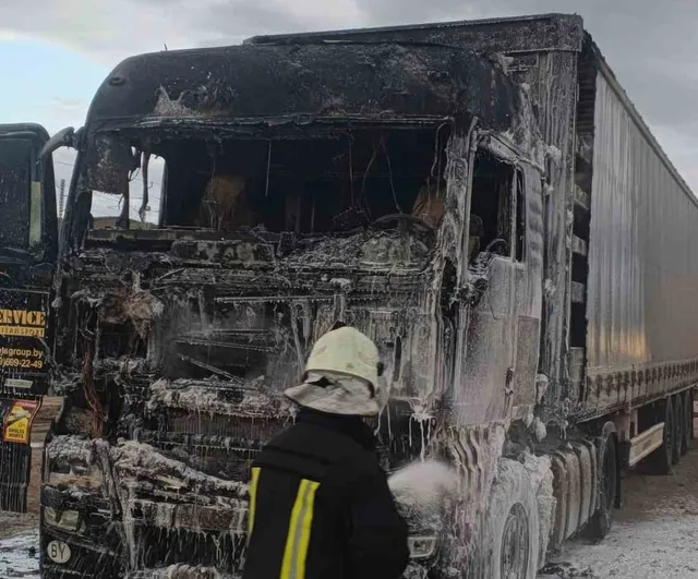 Kırıkkale'de Kereste Yüklü Çekicide Motor Yangını İtfaiye Tarafından Söndürüldü