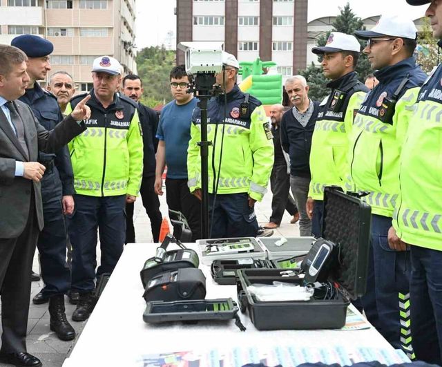 Kırıkkale'de Trafik Haftası Etkinliği: Kaza Geçiren Motosiklet Sürücülerine Kask Hediye Edildi
