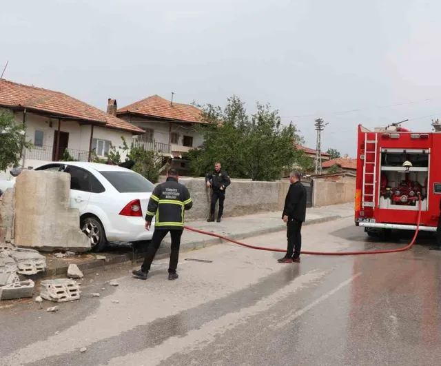 Kırıkkale Yahşihan’da otomobil bahçe duvarına çarpıp alev aldı; sürücü yara almadan kurtuldu