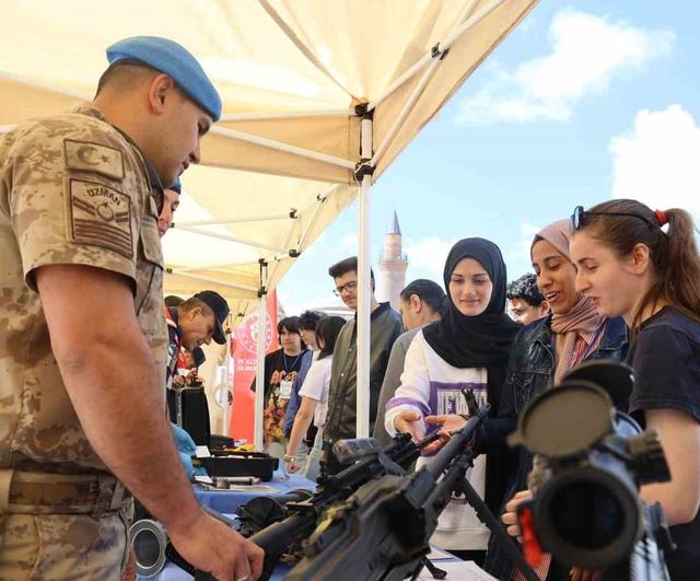 Kırşehir'de 5'inci Bilim Şenliği'nde jandarma standı vatandaş ve öğrencilerden ilgi gördü