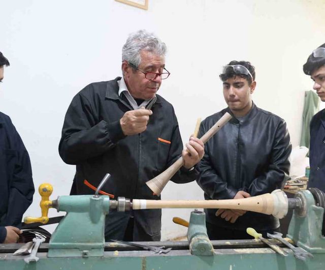 Kırşehir'de abdal geleneğini sürdüren öğrenciler, enstrüman yapımını öğreniyor