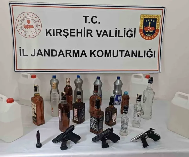 Kırşehir'de jandarma operasyonu: 45 litre kaçak alkol ve 3 ruhsatsız tabanca ele geçirildi