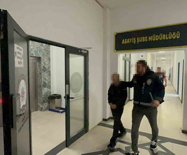 Kocaeli'de ev hırsızı kiralık araçla kaçarken TEM'de yakalandı
