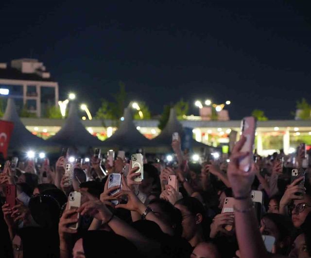 Kocaeli'de Gökhan Türkmen EnFest'te binlerce müziksevere unutulmaz gece yaşattı