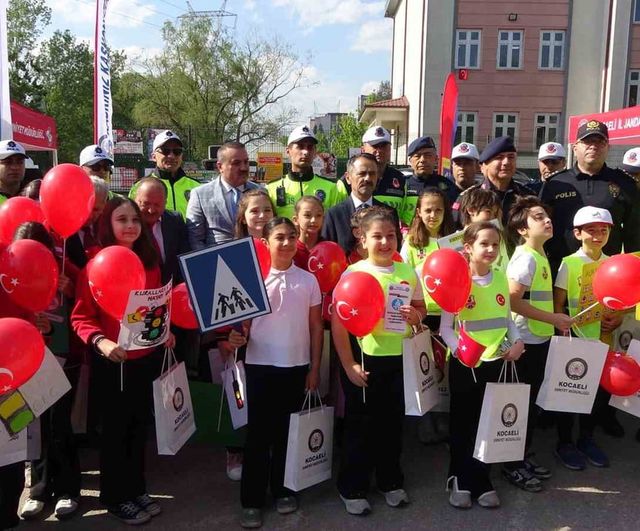 Kocaeli'de minik trafik dedektifleri görevde: Öğrenciler sürücülere broşür dağıtarak farkındalık oluşturdu