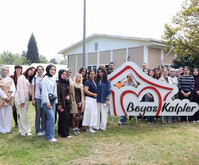 Kocaeli Üniversitesi öğrencileri Beyaz Kalpler Merkezi'nde sosyal hizmet uygulamalarını yerinde inceledi